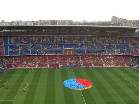 El Camp Nou se viste de blaugrana. Se celebra La Festa del Gamper. El Camp Nou se viste de blaugrana. Se celebra La Festa del Gamper.