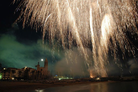 La Fiesta Mayor de Sitges. Entre tradición, cultura e entretenimiento. La Fiesta Mayor de Sitges. Entre tradición, cultura e entretenimiento.
