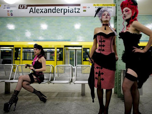 Desfile de moda en el metro de Berlín Desfile de moda en el metro de Berlín