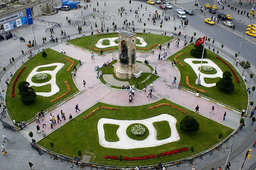 La plaza Taksim y los confines de la ciudad La plaza Taksim y los confines de la ciudad