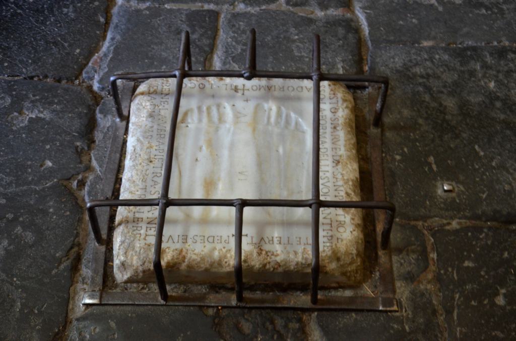 Huellas pies de cristo, Iglesia de San Sebastián